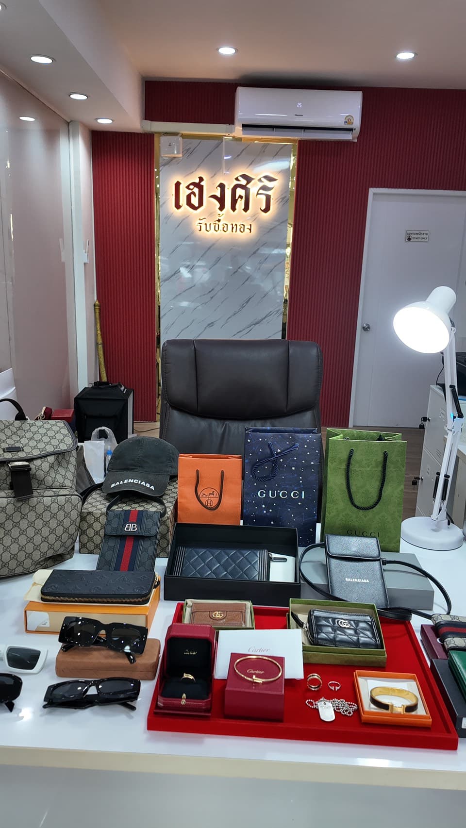 บรรยากาศร้านเฮงศิริ รับหลอมทอง รับซื้อทอง สาขาป่าตอง ภูเก็ต 4